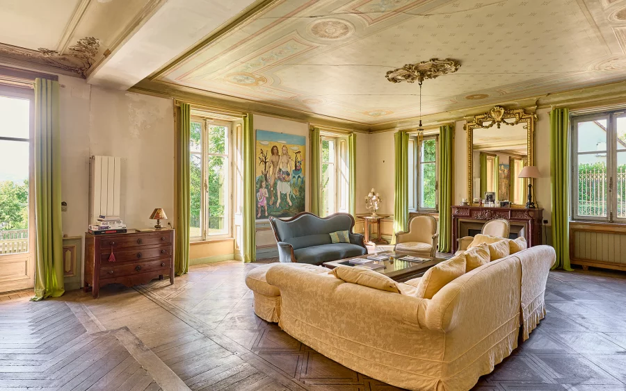 Salon de la maison de maître à Montmorot, proche Lons-le-Saunier à vendre - Arrière-Cour, agence immobilière spécialisée dans le Jura