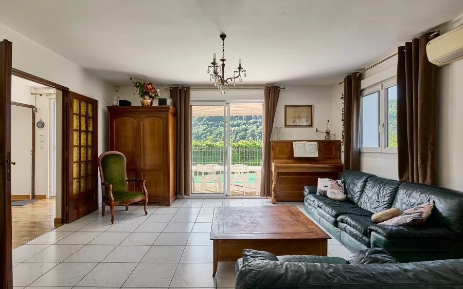 Séjour de la maison avec piscine dans le quartier Velotte à Besançon à vendre - Arrière-Cour, agence immobilière spécialisée dans le Doubs