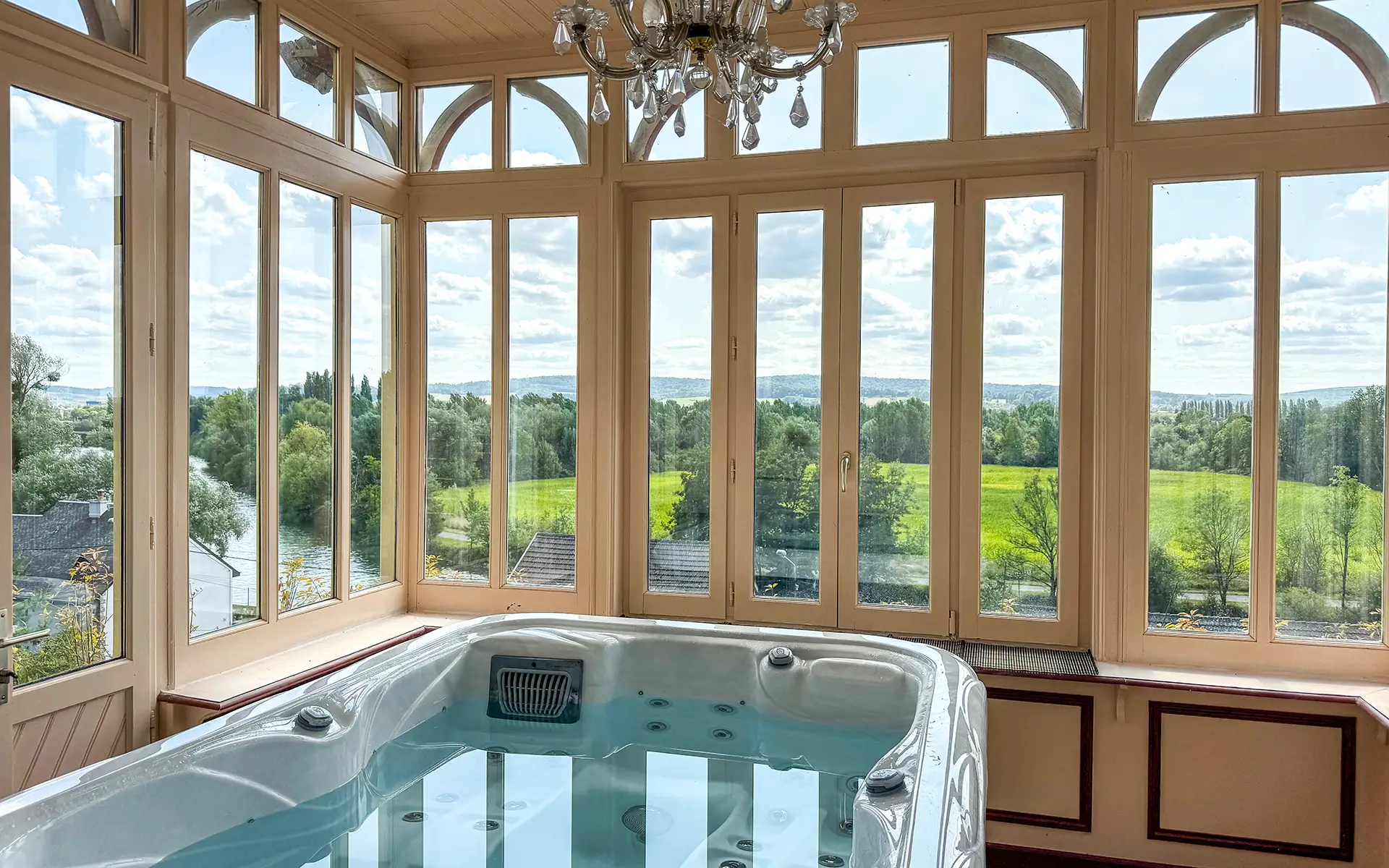 Spa de la maison de maître proche Sedan à vendre - Arrière-Cour, agence immobilière spécialisée dans les Ardennes