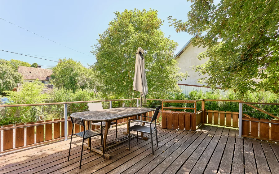 Terrasse lumineuse de la maison de maître proche d’Ornans à vendre - Arrière-Cour, agence immobilière spécialisée dans le Doubs