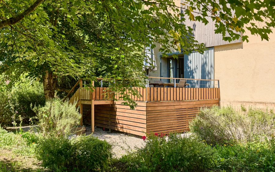 Terrasse de la maison de maître proche d’Ornans à vendre - Arrière-Cour, agence immobilière spécialisée dans le Doubs