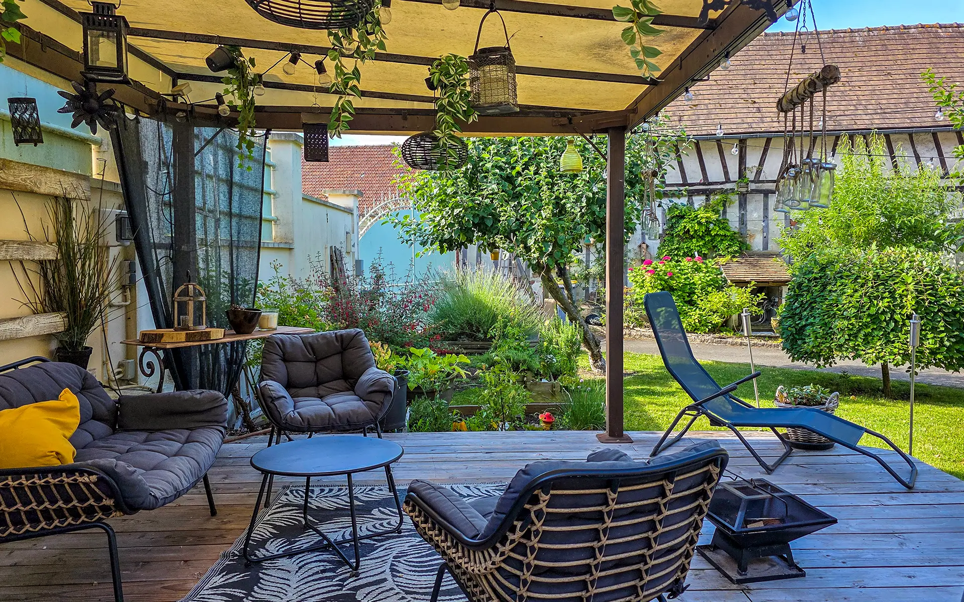 Terrasse de la maison de village avec grange rénovée dans l'Oise à vendre - Arrière-Cour, agence immobilière spécialisée dans l'Oise