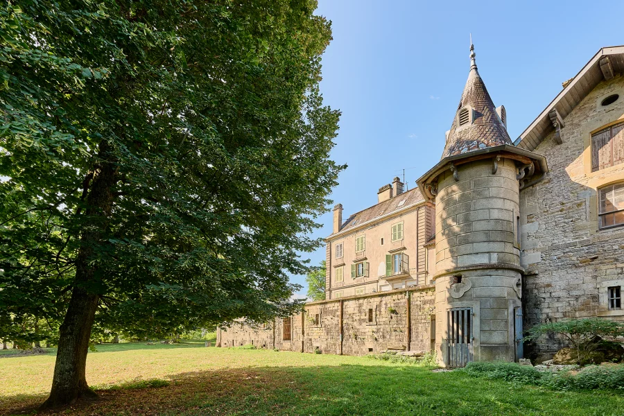 Tour de la maison de maître à Montmorot, proche Lons-le-Saunier à vendre - Arrière-Cour, agence immobilière spécialisée dans le Jura