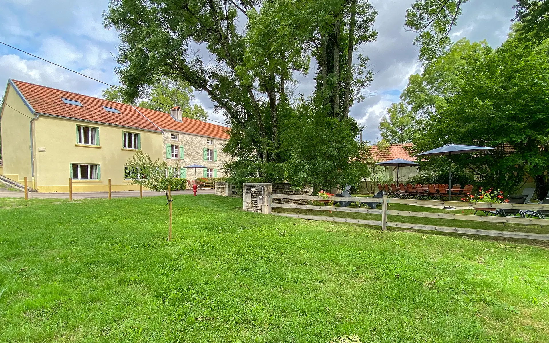 Verdure et façade du gites de caractère proche de Langres à vendre - Arrière-Cour, agence immobilière spécialisée dans en Haute-Marne