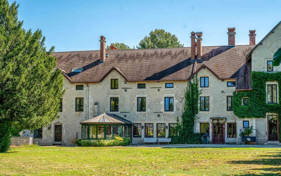 Verdure et façade du manoir proche de Chaumont à vendre - Arrière-Cour, agence immobilière spécialisée en Haute-Marne
