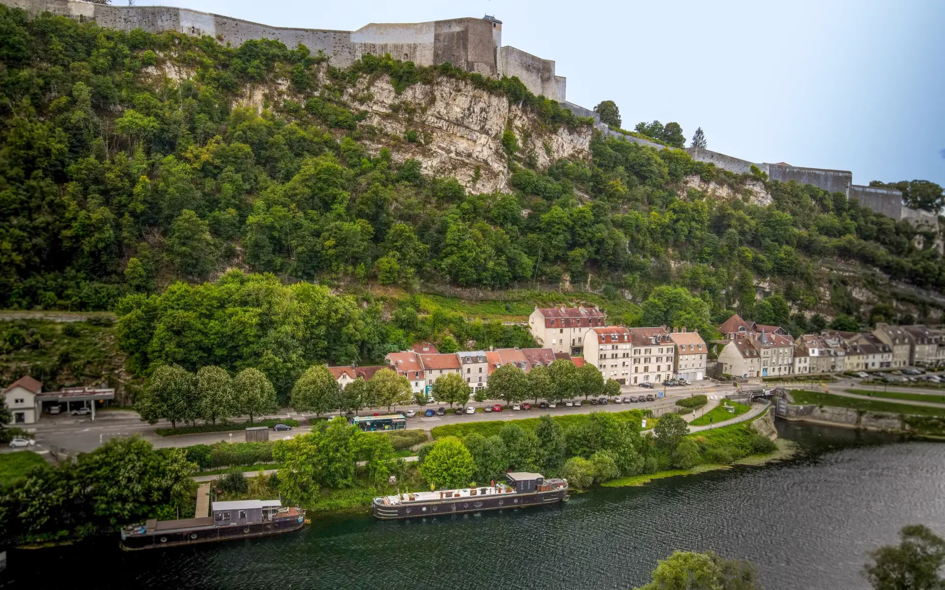 Vue de la citadelle de la péniche en plein coeur de la boucle à vendre - Arrière-Cour, agence immobilière spécialisée dans en le Doubs