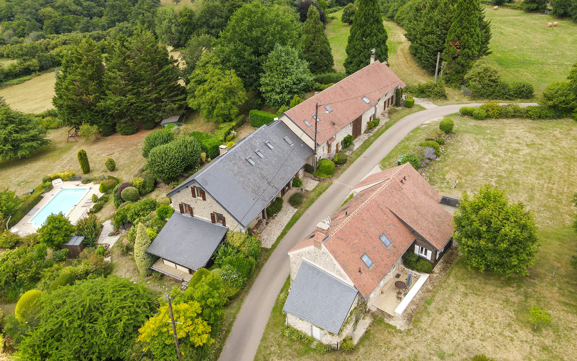 Vue d'ensemble des maisons de campagne au coeur du Morvan à vendre - Arrière-Cour, agence immobilière spécialisée dans la Nièvre