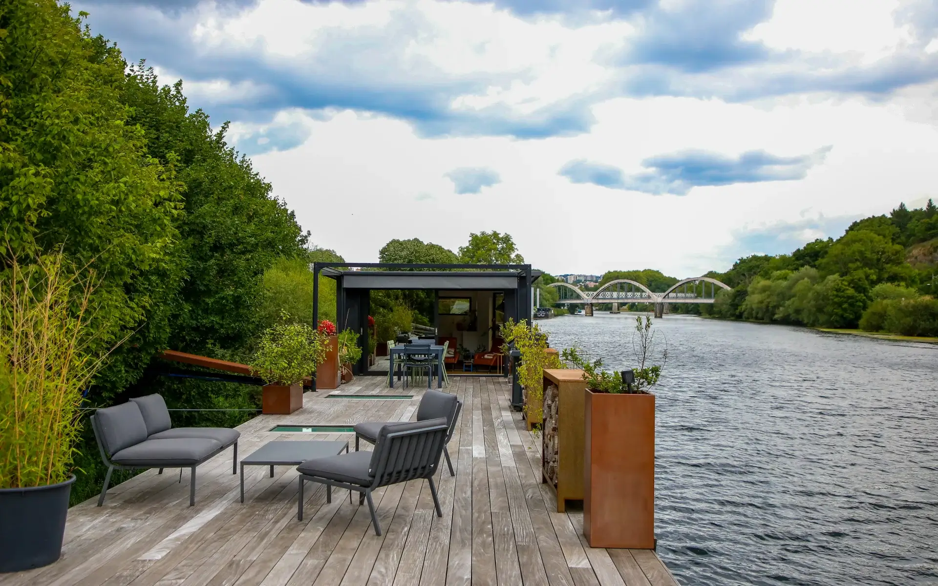 Vue depuis la terrasse de la péniche en plein coeur de la boucle à vendre - Arrière-Cour, agence immobilière spécialisée dans en le Doubs