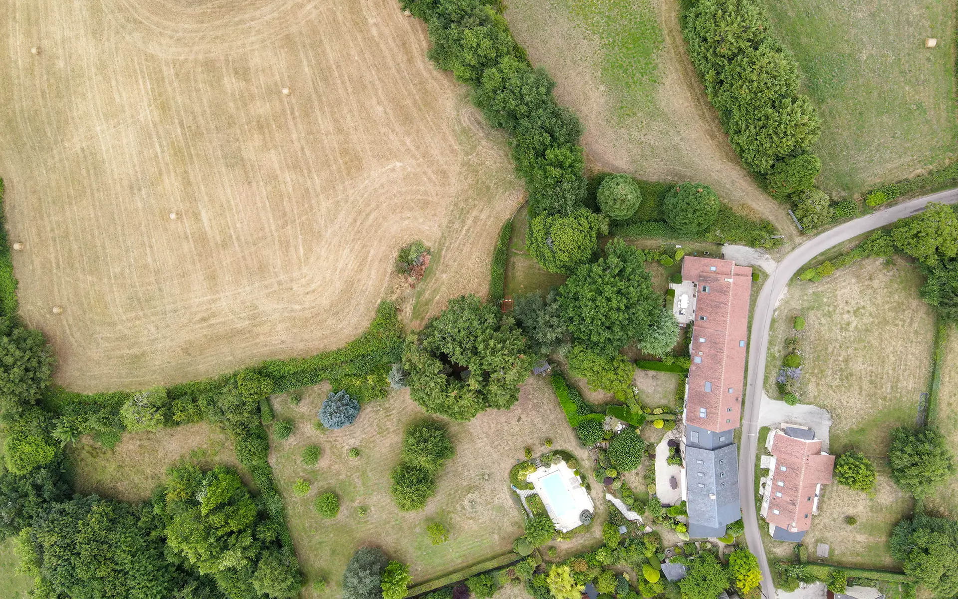 Vue drone des maisons de campagne au coeur du Morvan à vendre - Arrière-Cour, agence immobilière spécialisée dans la Nièvre