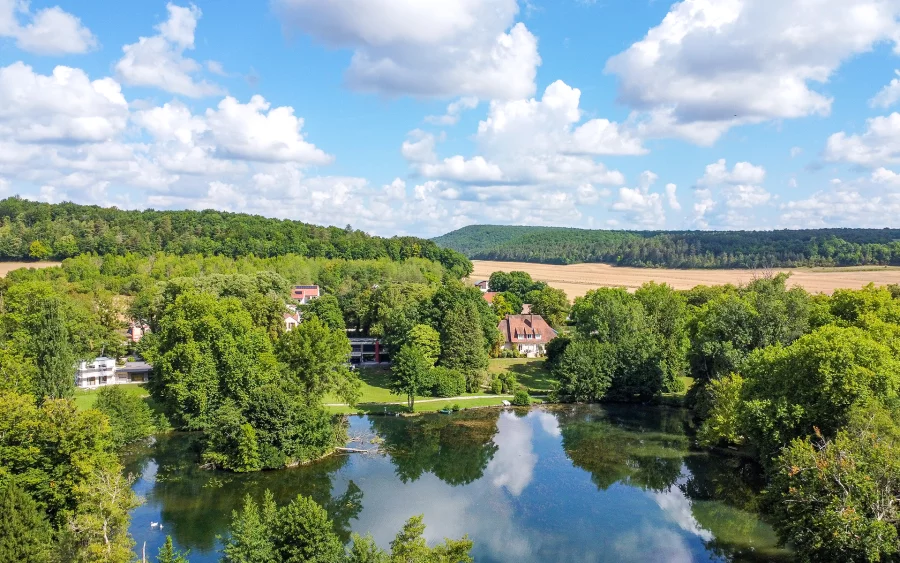 Vue lumineuse du grand terrain en bordure de rivière à Diénay dans un domaine privé à vendre - Arrière-Cour, agence immobilière spécialisée dans le Doubs