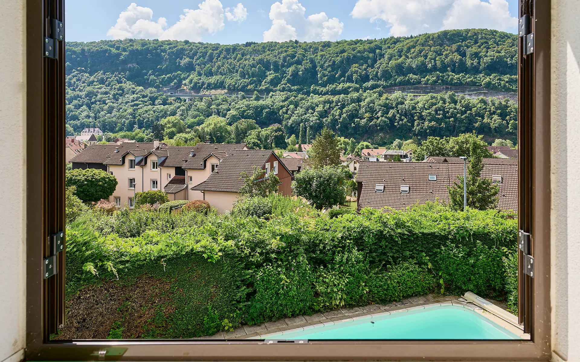 Vue de la maison avec piscine dans le quartier Velotte à Besançon à vendre - Arrière-Cour, agence immobilière spécialisée dans le Doubs