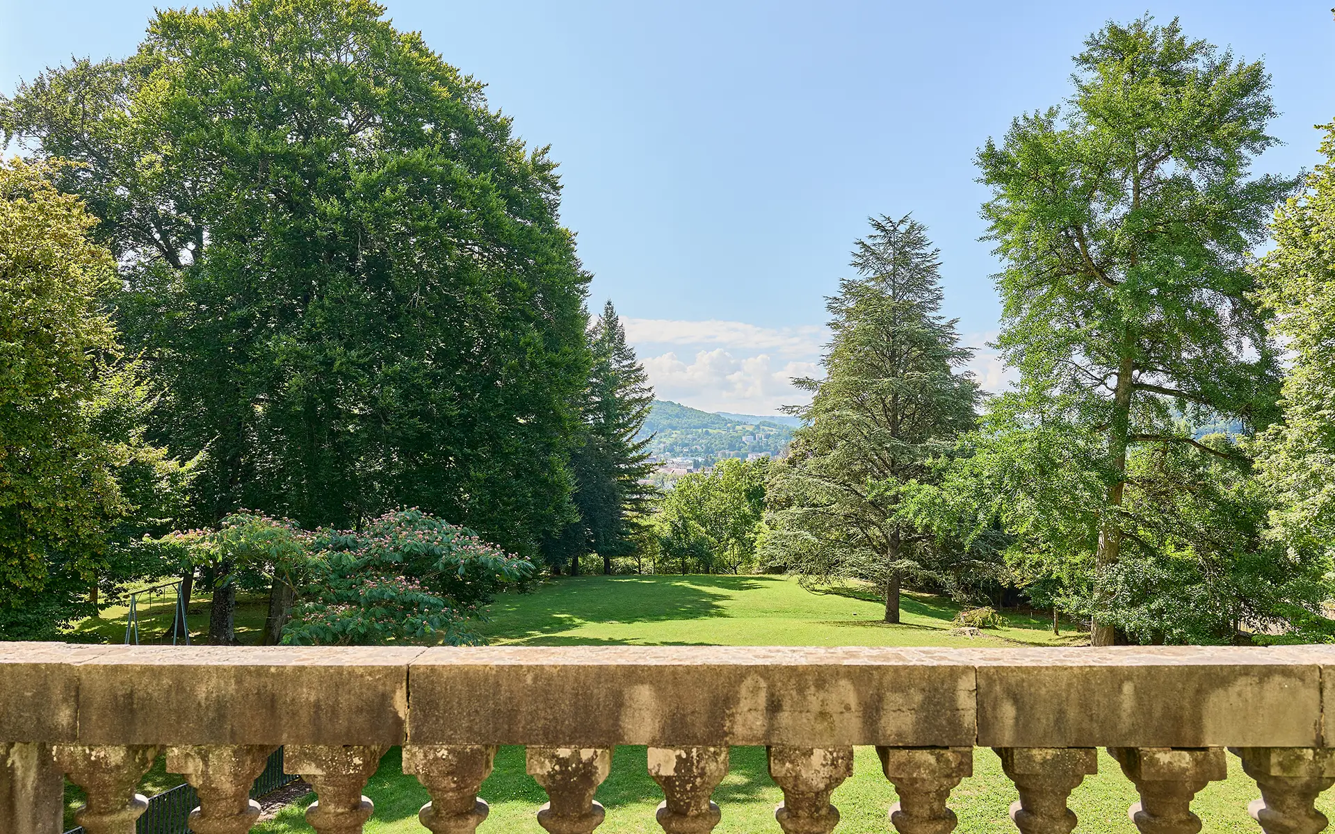 Vue de la maison de maître à Montmorot, proche Lons-le-Saunier à vendre - Arrière-Cour, agence immobilière spécialisée dans le Jura