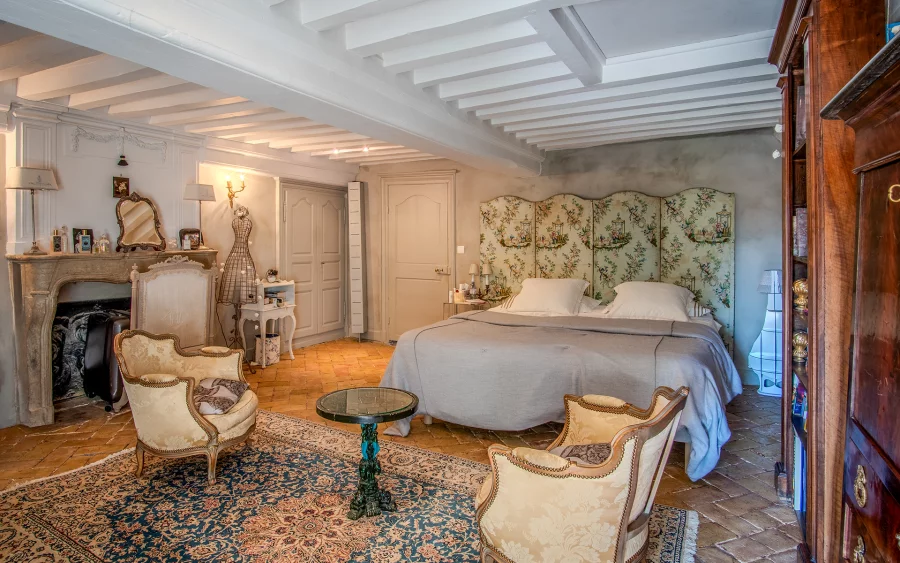 Chambre du domaine d’exception au cœur de Givry à vendre - Arrière-Cour, agence immobilière spécialisée dans la Saône-et-Loire