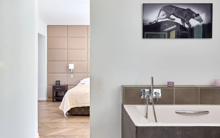 Chambre et salle de bain de la villa haut de gamme proche de Belfort à vendre - Arrière-Cour, agence immobilière spécialisée en Haute-Saône