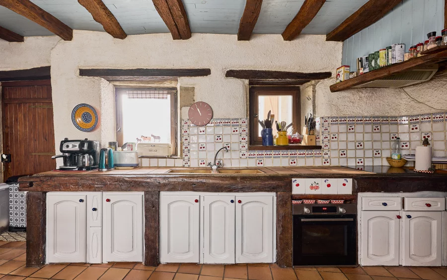 Cuisine de la ferme rénovée proche de Dole à vendre - Arrière-Cour, agence immobilière spécialisée dans le Jura