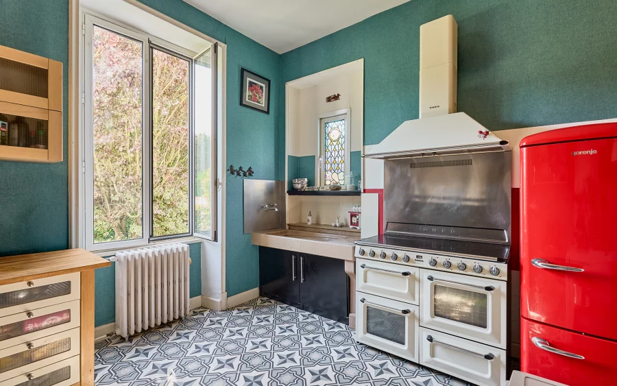 Cuisine de la maison en pierre proche de Dole à vendre - Arrière-Cour, agence immobilière spécialisée dans le Doubs