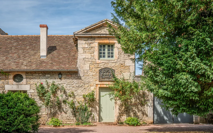 Dépendance du domaine d’exception au cœur de Givry à vendre - Arrière-Cour, agence immobilière spécialisée dans la Saône-et-Loire