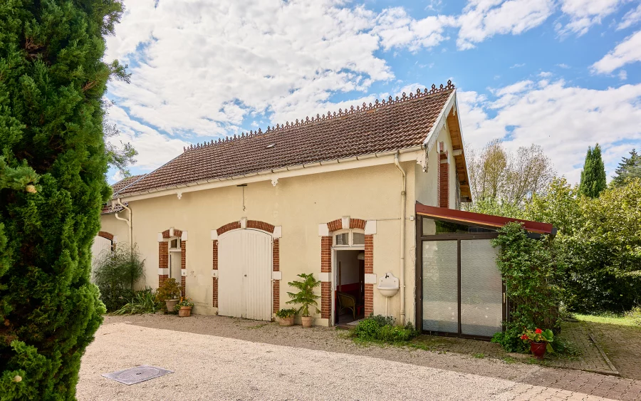 Dépendance de la maison en pierre proche de Dole à vendre - Arrière-Cour, agence immobilière spécialisée dans le Doubs