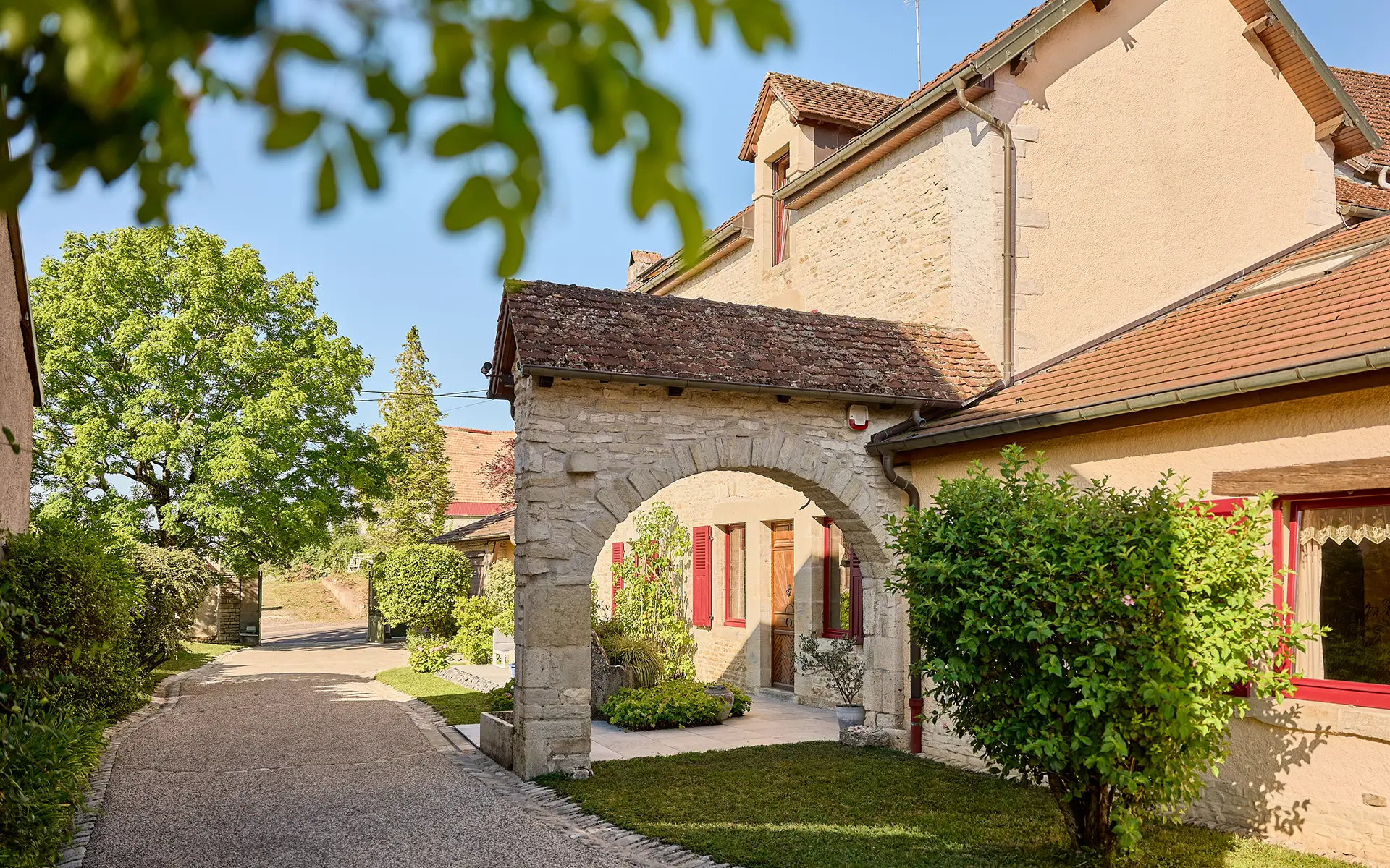 Entrée de la ferme rénovée proche de Port-sur-Saône à vendre - Arrière-Cour, agence immobilière spécialisée en Haute-Saône