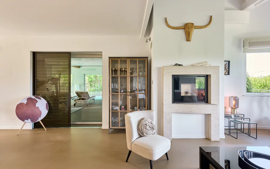 Entrée de la villa haut de gamme proche de Belfort à vendre - Arrière-Cour, agence immobilière spécialisée en Haute-Saône