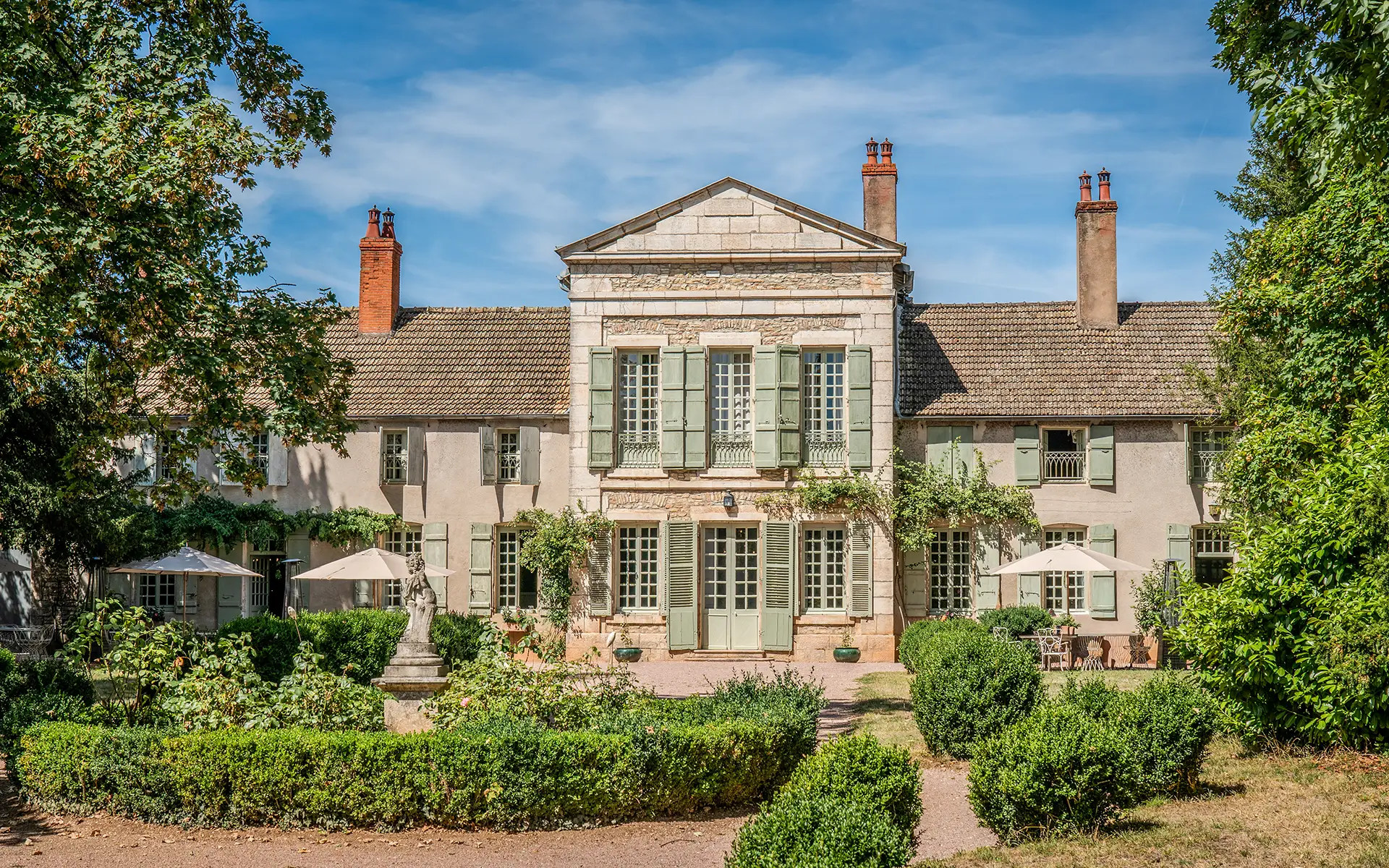 Façade du domaine d’exception au cœur de Givry à vendre - Arrière-Cour, agence immobilière spécialisée dans la Saône-et-Loire