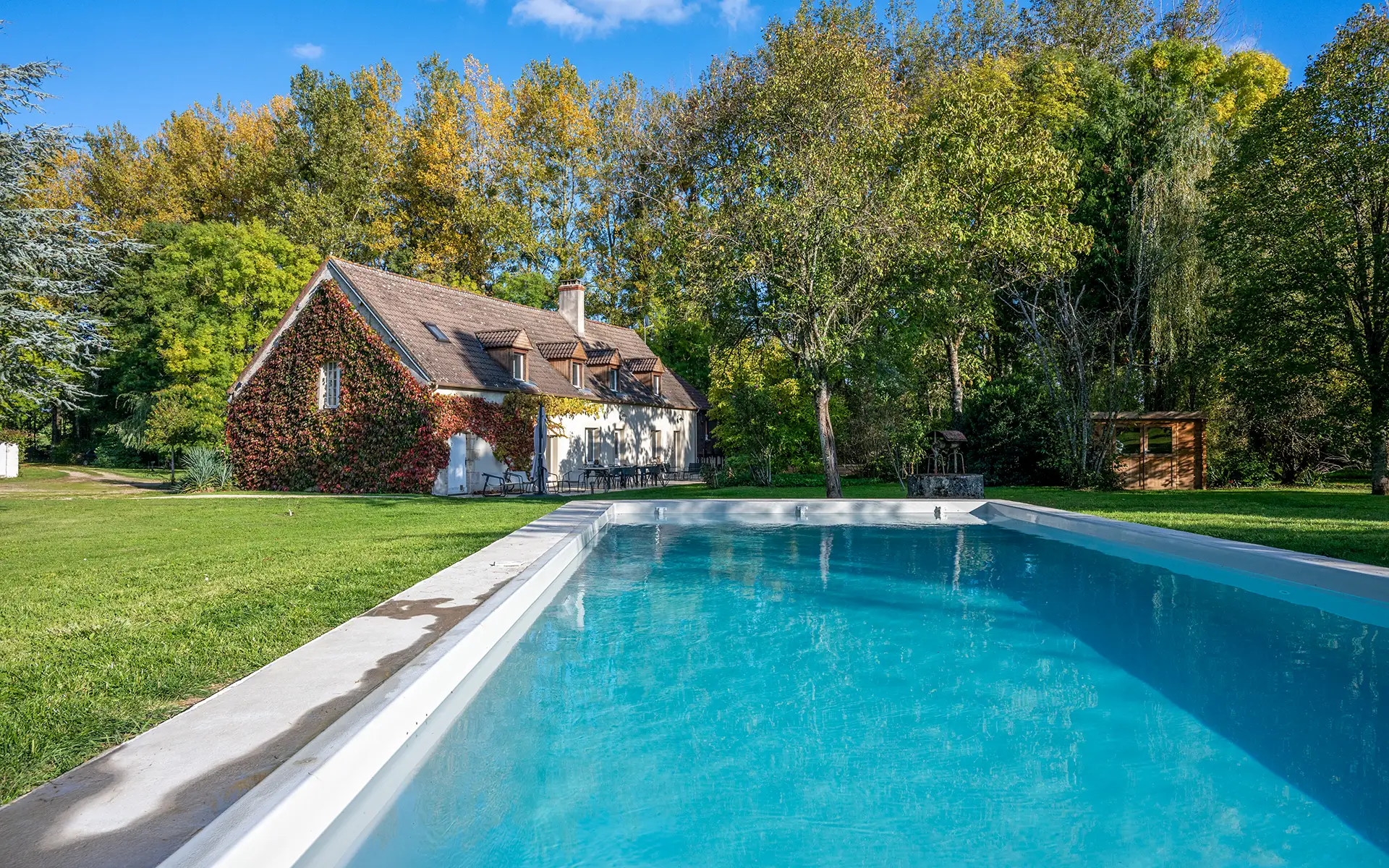 Façade et piscine du moulin proche de Sancerre à vendre - Arrière-Cour, agence immobilière spécialisée dans le Cher