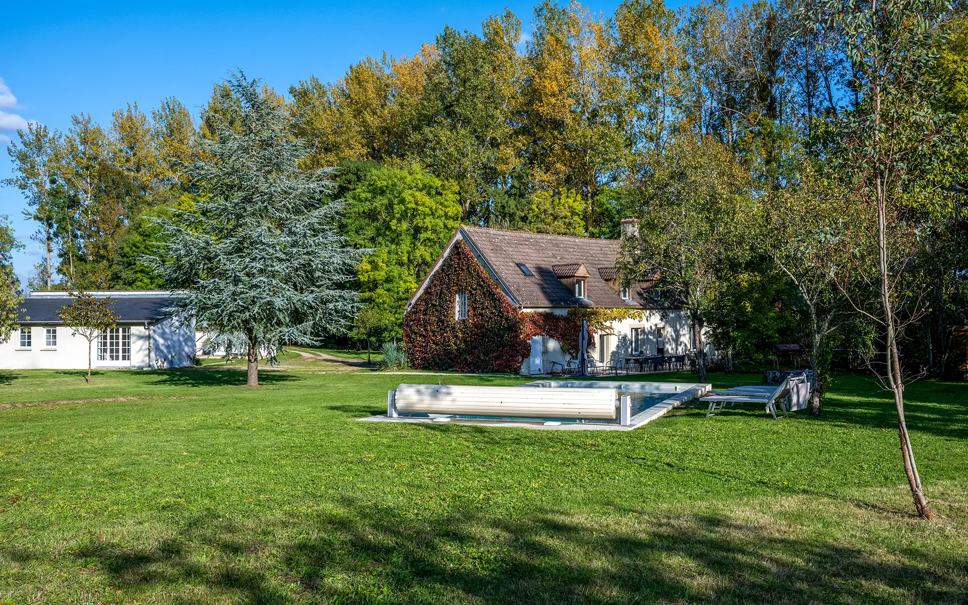 Façade et terrasse du moulin proche de Sancerre à vendre - Arrière-Cour, agence immobilière spécialisée dans le Cher