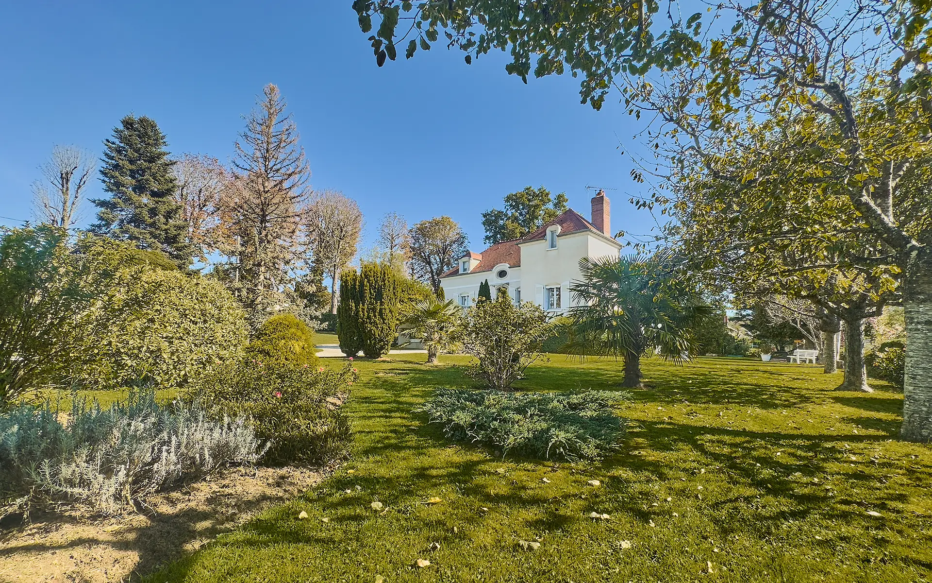 Façade et verdure de la maison d'architecte à Port-sur-Saône à vendre - Arrière-Cour, agence immobilière spécialisée dans le Doubs