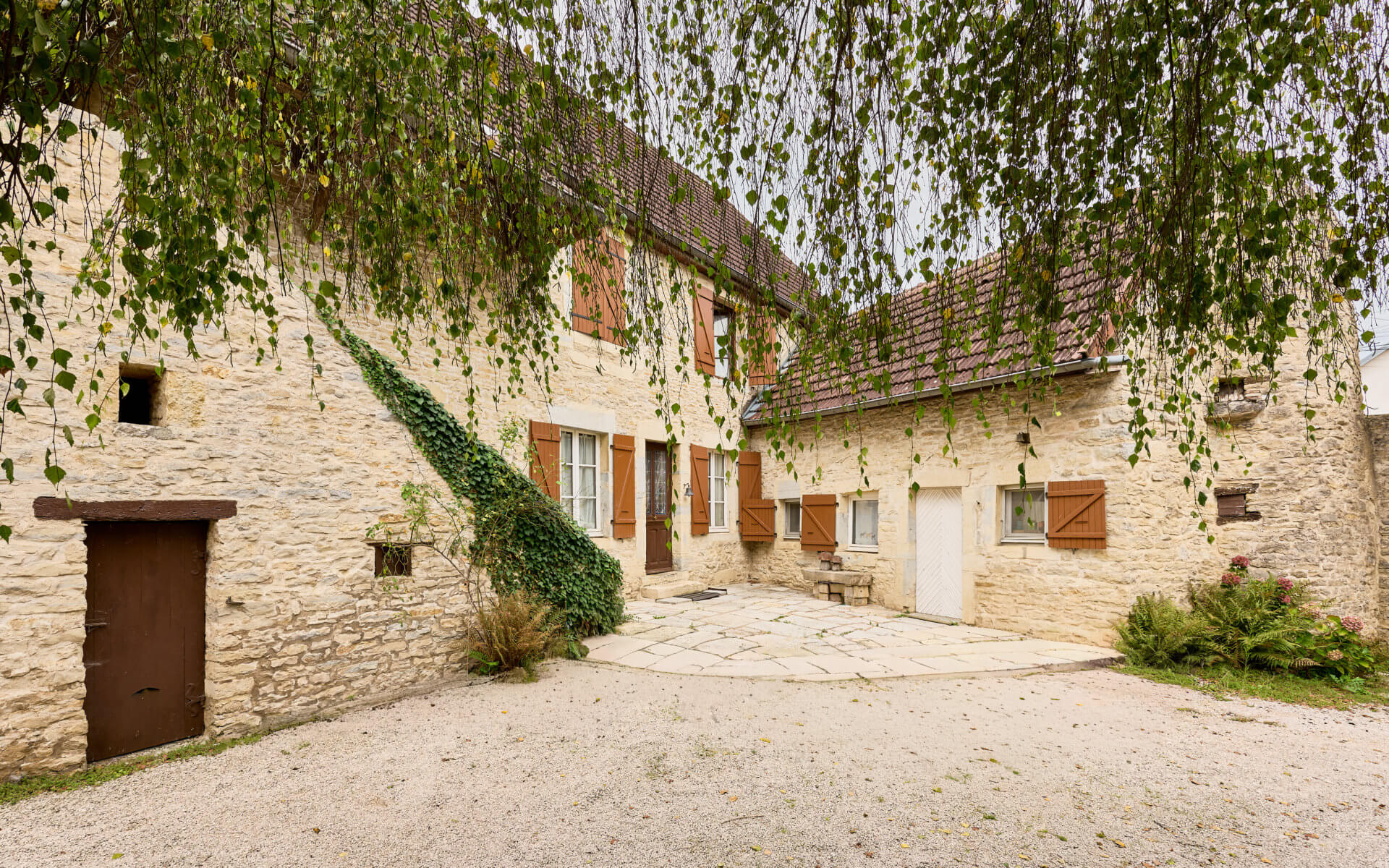 Façade de la ferme rénovée proche de Dole à vendre - Arrière-Cour, agence immobilière spécialisée dans le Jura