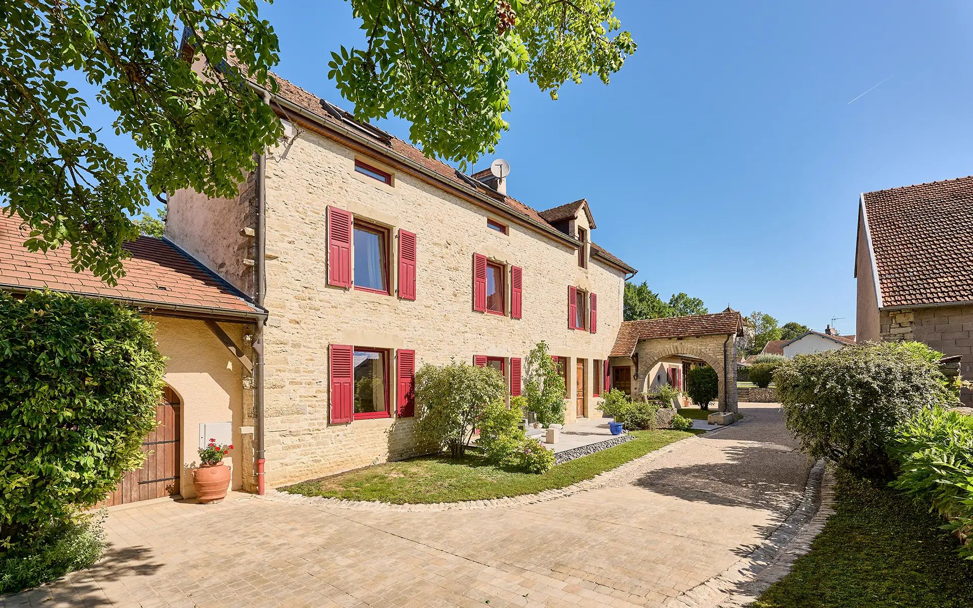 Façade de la ferme rénovée proche de Port-sur-Saône à vendre - Arrière-Cour, agence immobilière spécialisée en Haute-Saône