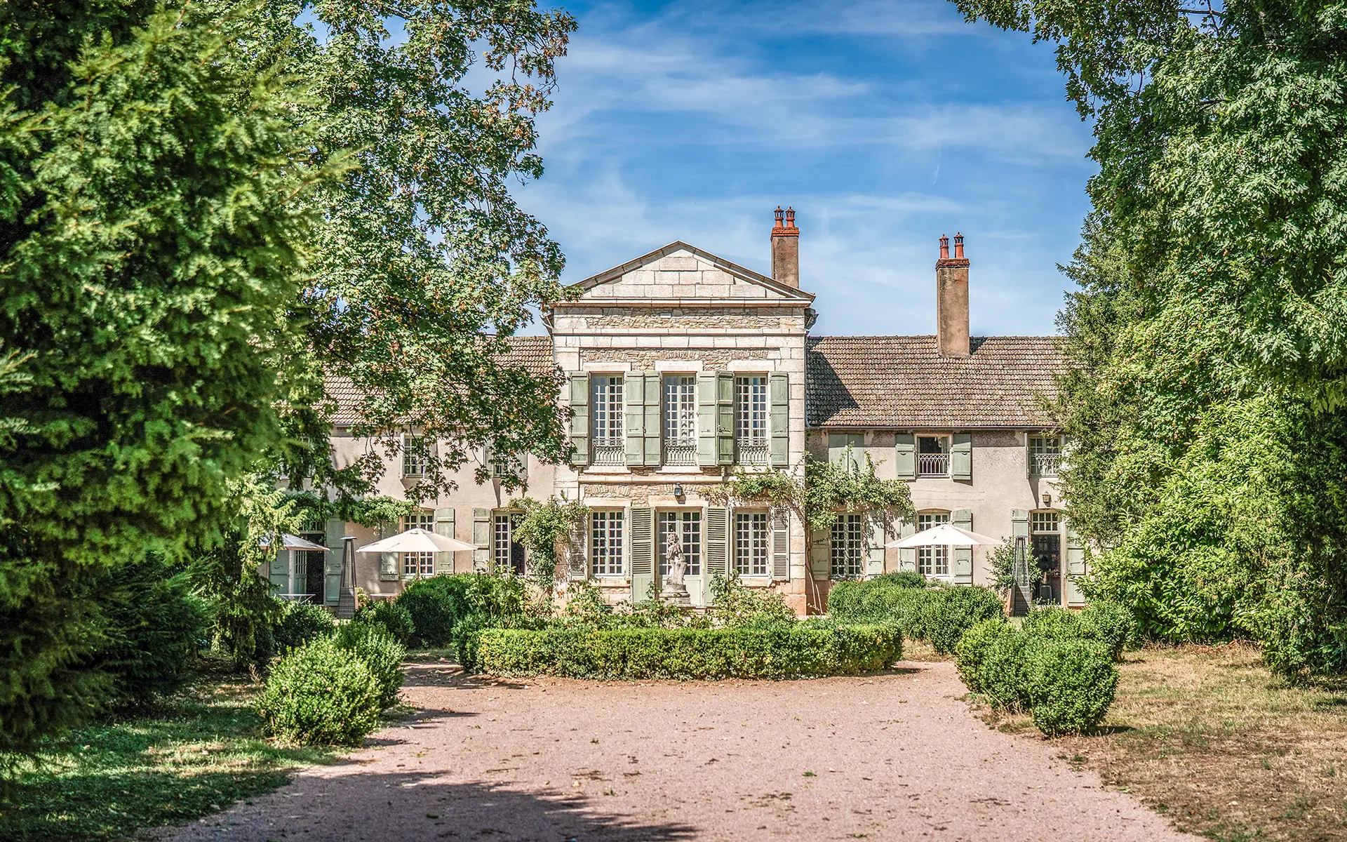 Façade lumineuse du domaine d’exception au cœur de Givry à vendre - Arrière-Cour, agence immobilière spécialisée dans la Saône-et-Loire