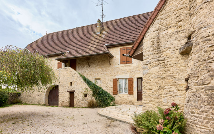 Façade lumineuse de la ferme rénovée proche de Dole à vendre - Arrière-Cour, agence immobilière spécialisée dans le Jura