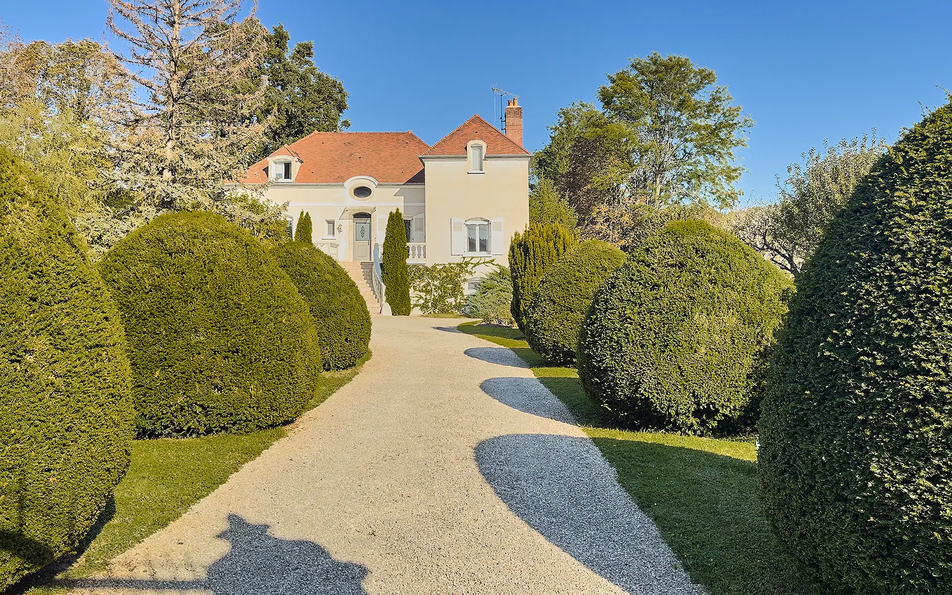 Façade lumineuse de la maison d'architecte à Port-sur-Saône à vendre - Arrière-Cour, agence immobilière spécialisée dans le Doubs