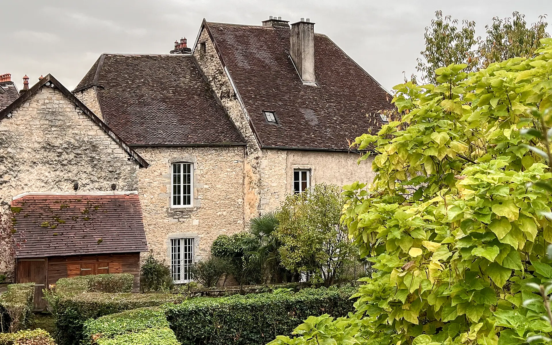 Façade lumineuse de la maison de maître à Baume-les-Dames à vendre - Arrière-Cour, agence immobilière spécialisée dans le Doubs