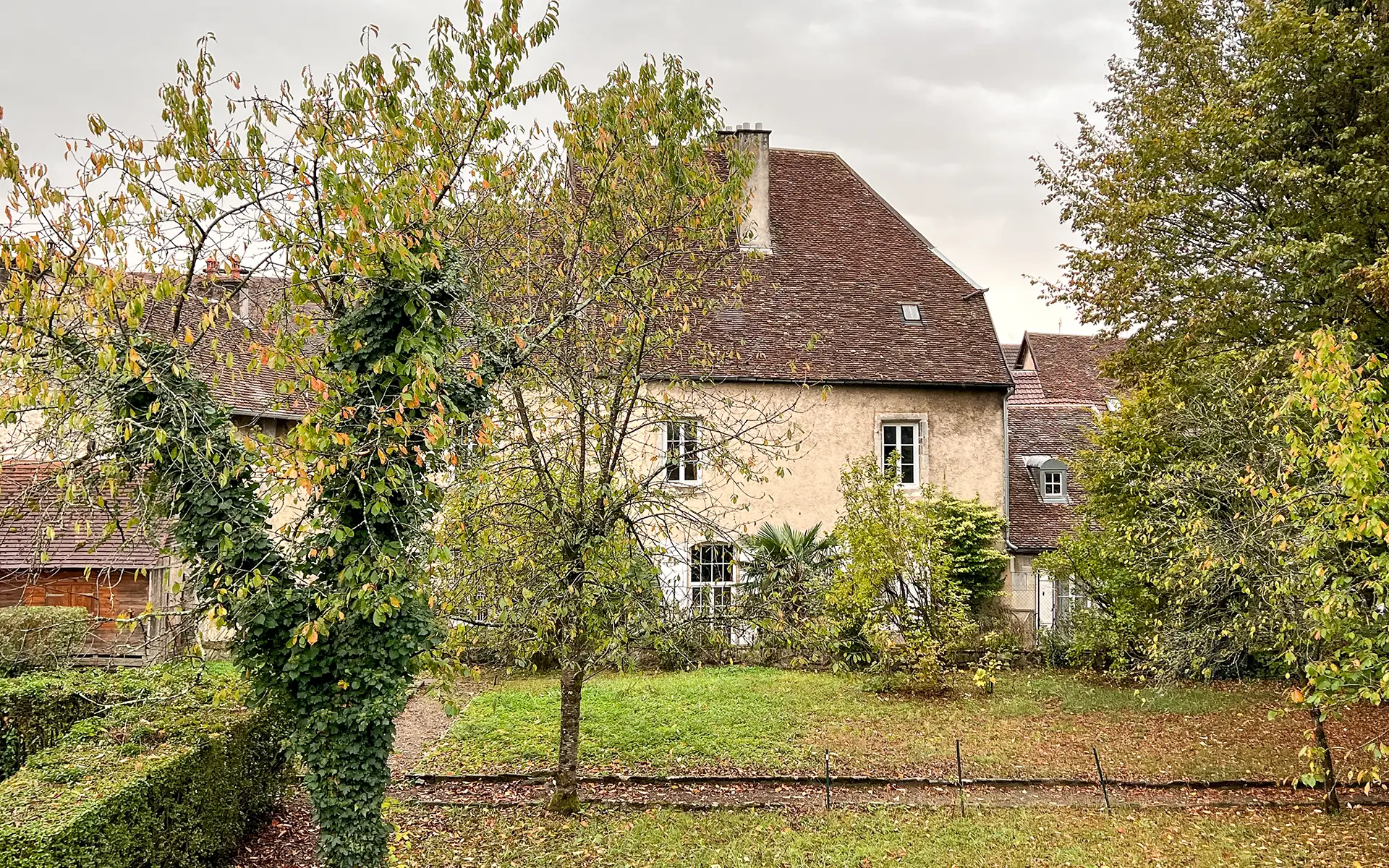 Façade de la maison de maître à Baume-les-Dames à vendre - Arrière-Cour, agence immobilière spécialisée dans le Doubs