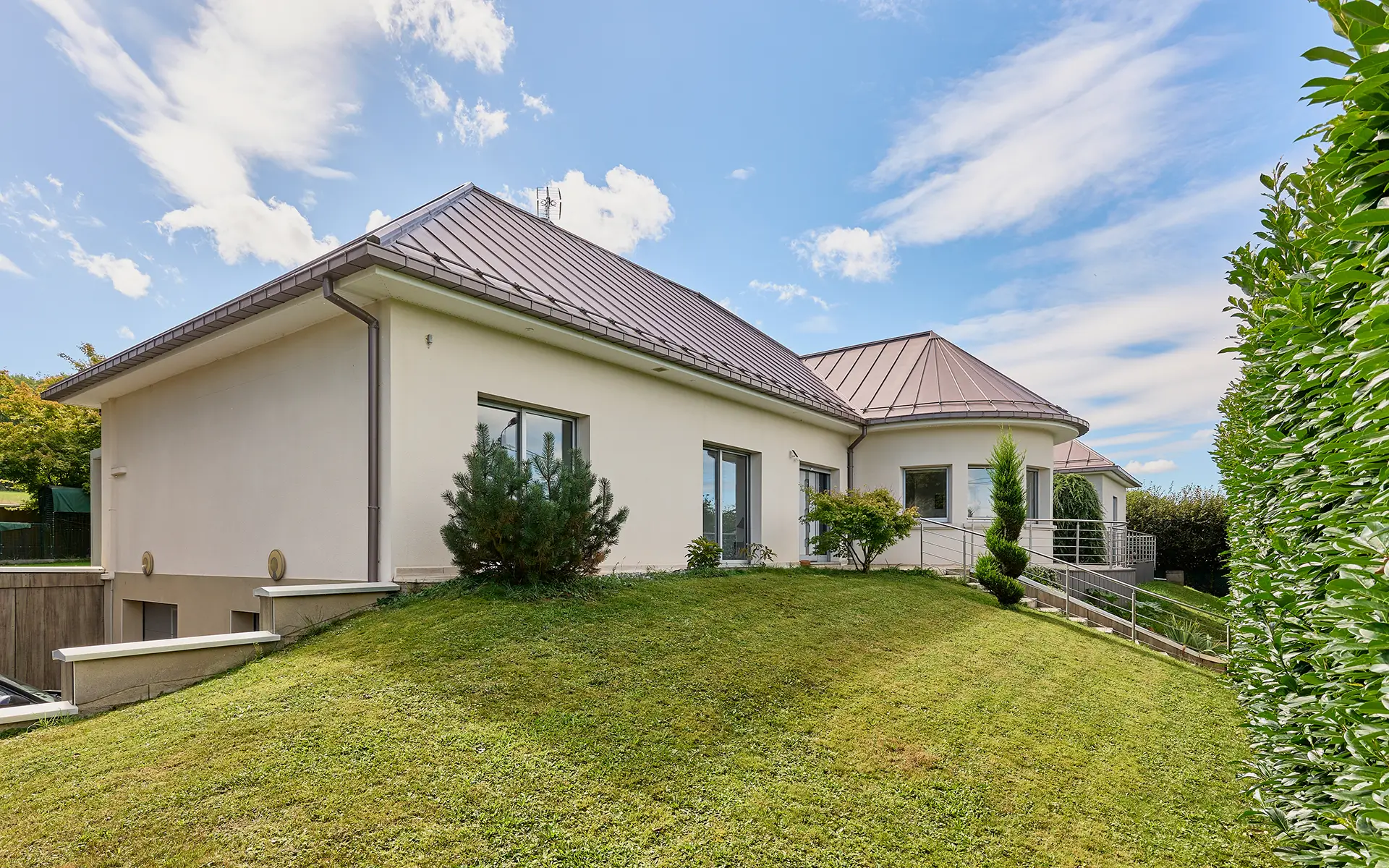 Façade de la villa haut de gamme proche de Belfort à vendre - Arrière-Cour, agence immobilière spécialisée en Haute-Saône