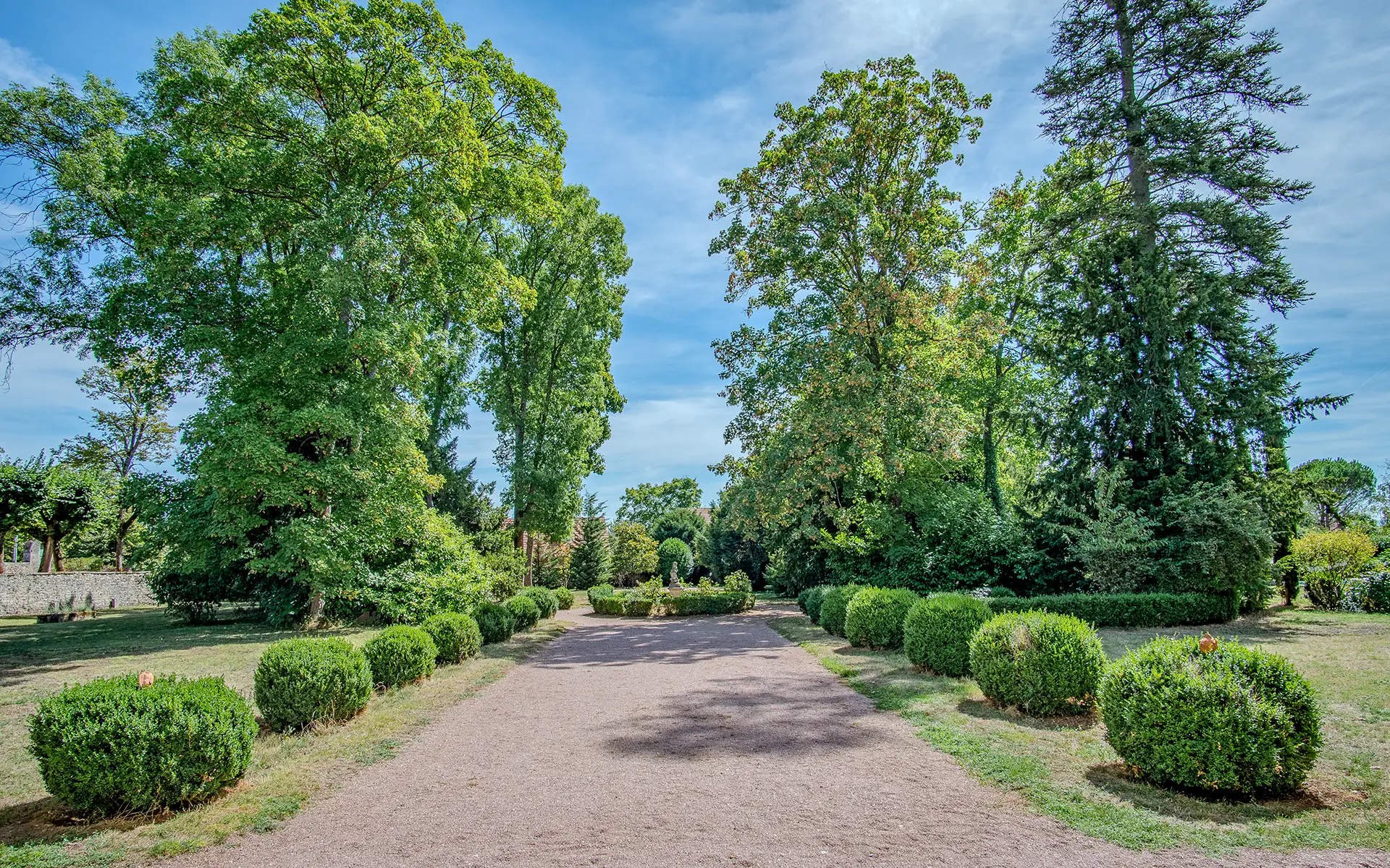 Jardin du domaine d’exception au cœur de Givry à vendre - Arrière-Cour, agence immobilière spécialisée dans la Saône-et-Loire