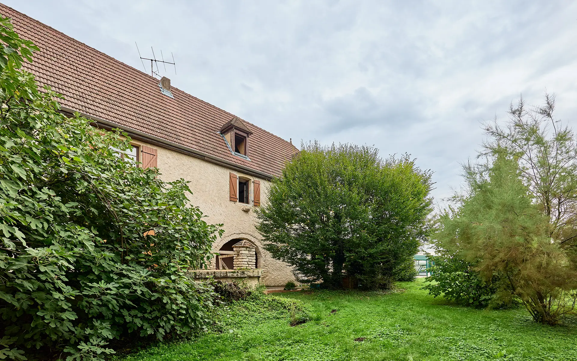 Jardin de la ferme rénovée proche de Dole à vendre - Arrière-Cour, agence immobilière spécialisée dans le Jura
