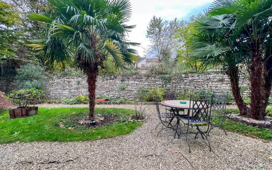 Jardin de la maison de maître à Baume-les-Dames à vendre - Arrière-Cour, agence immobilière spécialisée dans le Doubs