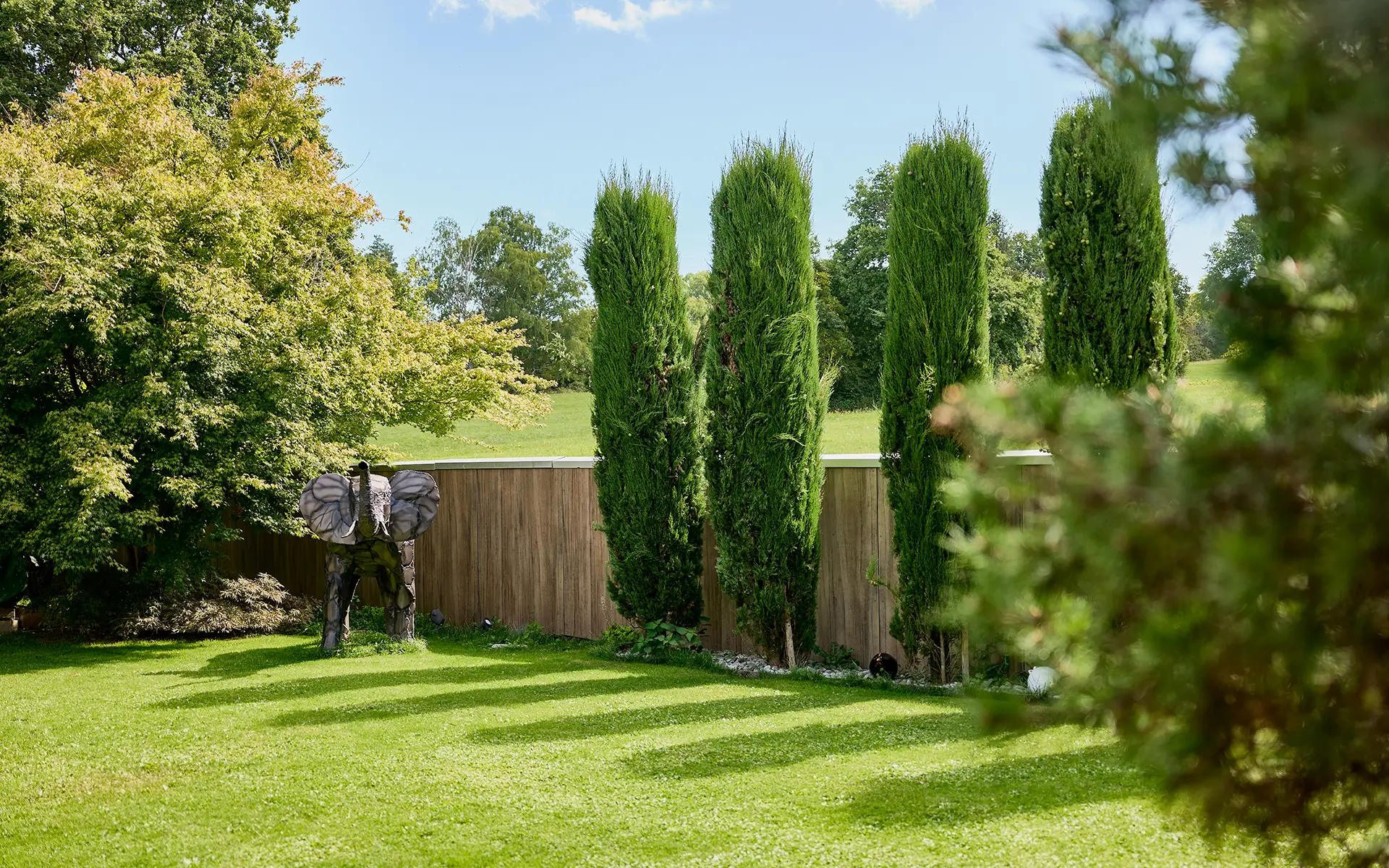 Jardin de la villa haut de gamme proche de Belfort à vendre - Arrière-Cour, agence immobilière spécialisée en Haute-Saône