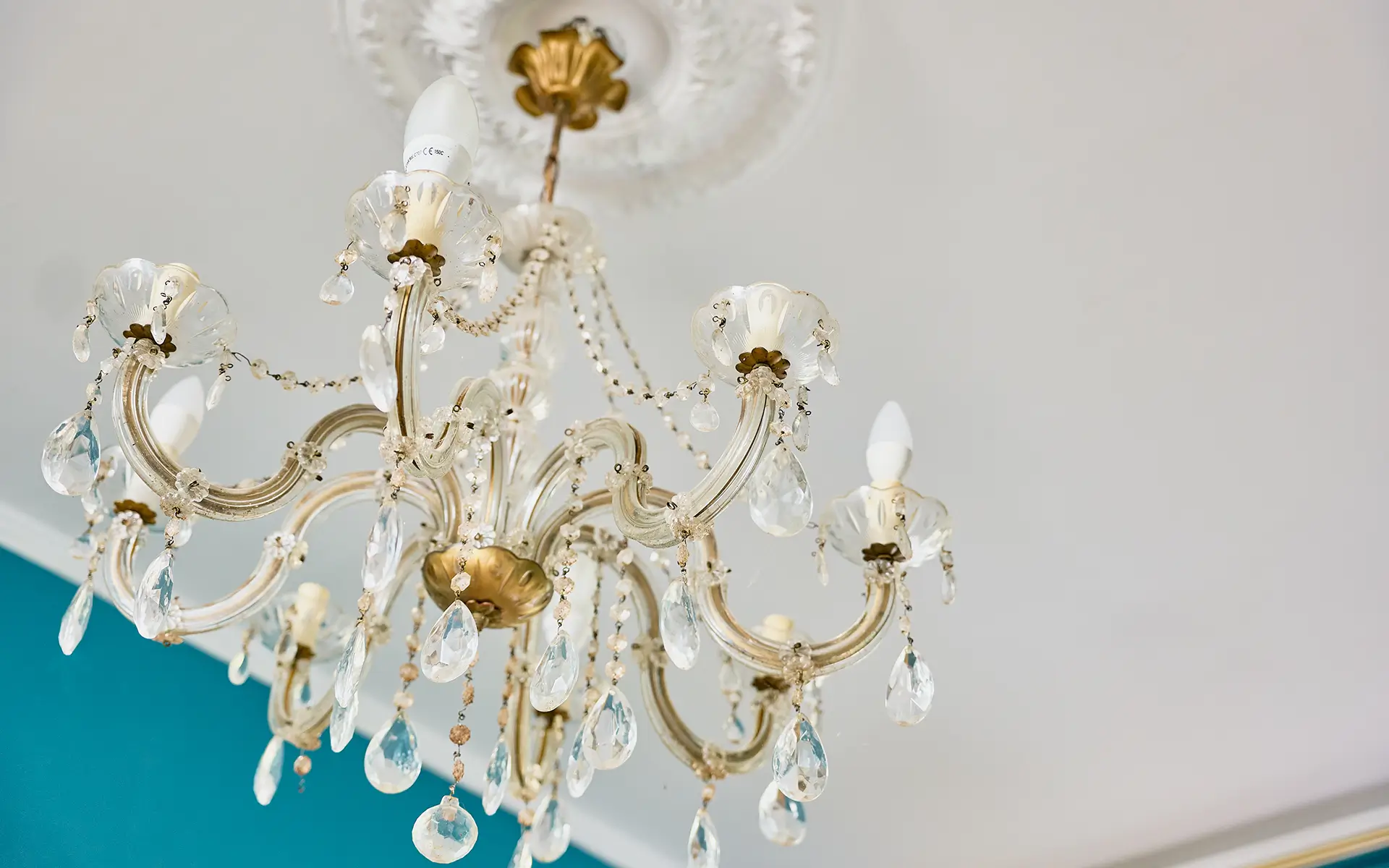 Lustre de la maison en pierre proche de Dole à vendre - Arrière-Cour, agence immobilière spécialisée dans le Doubs