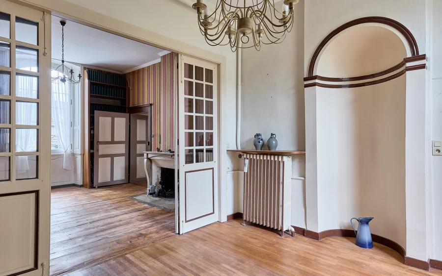 Pièce à vivre de la maison de maître à Baume-les-Dames à vendre - Arrière-Cour, agence immobilière spécialisée dans le Doubs