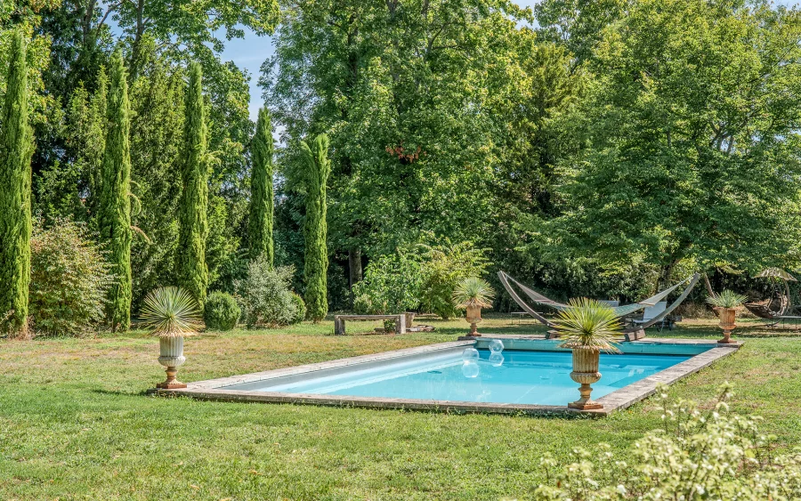 Piscine du domaine d’exception au cœur de Givry à vendre - Arrière-Cour, agence immobilière spécialisée dans la Saône-et-Loire