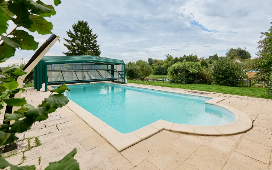 Piscine de la ferme rénovée proche de Dole à vendre - Arrière-Cour, agence immobilière spécialisée dans le Jura