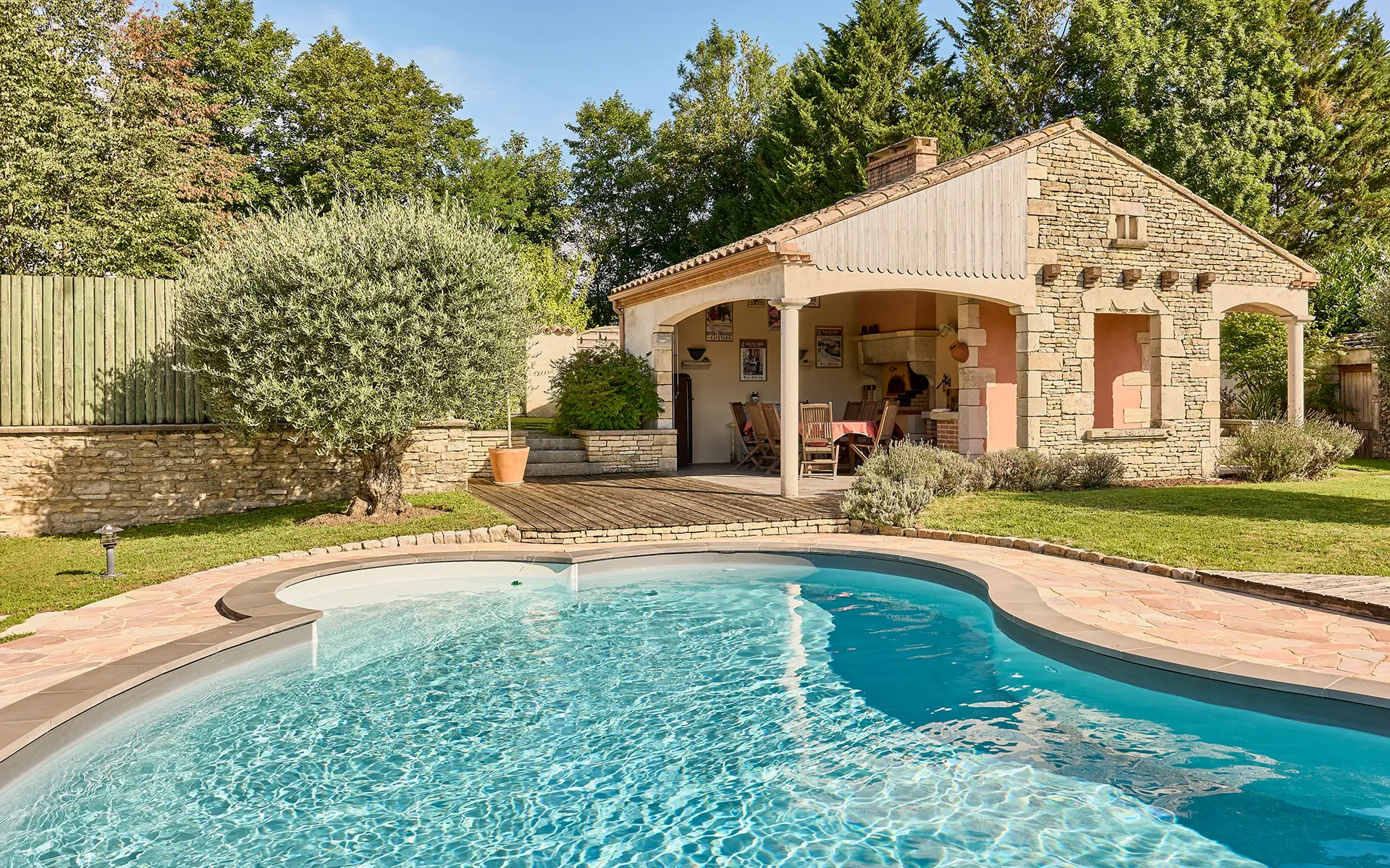 Piscine de la ferme rénovée proche de Port-sur-Saône à vendre - Arrière-Cour, agence immobilière spécialisée en Haute-Saône