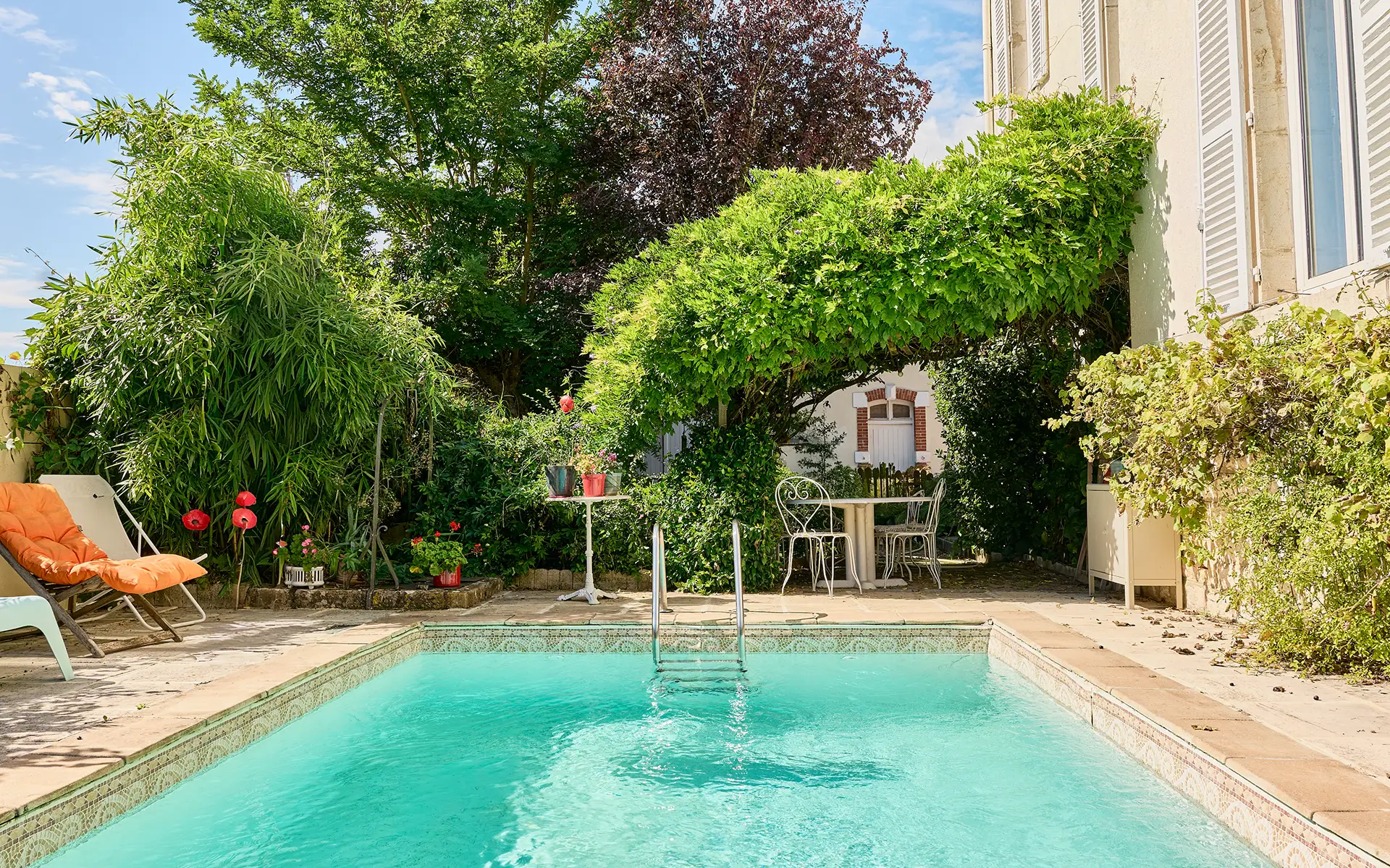 Piscine de la maison en pierre proche de Dole à vendre - Arrière-Cour, agence immobilière spécialisée dans le Doubs