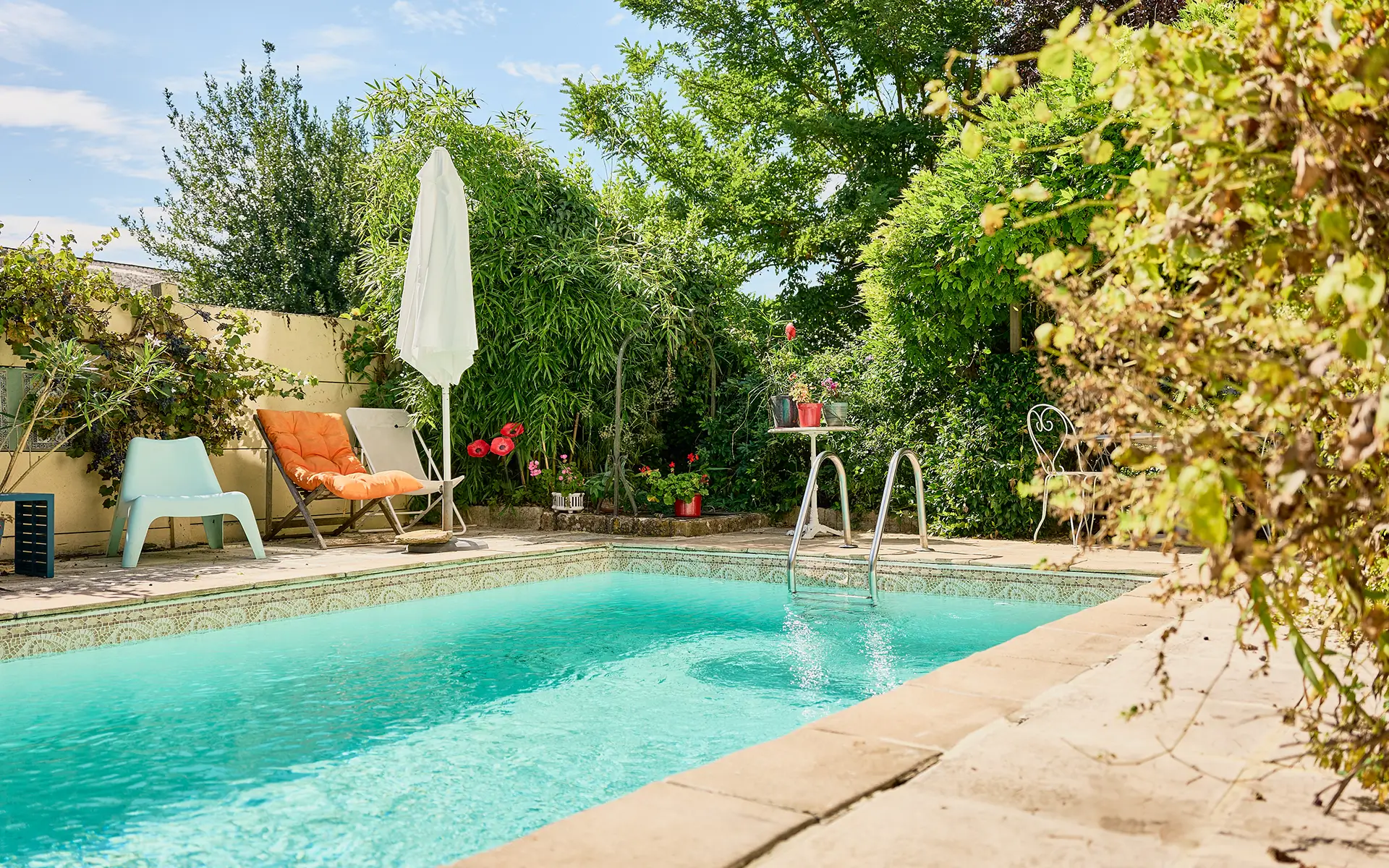 Piscine de la maison en pierre proche de Dole à vendre - Arrière-Cour, agence immobilière spécialisée dans le Doubs
