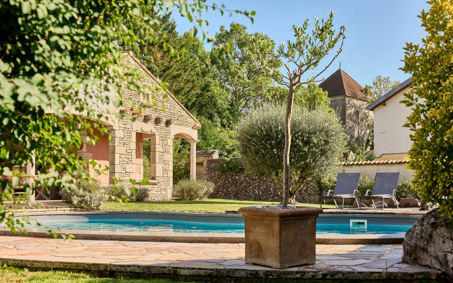Piscine et verdure de la ferme rénovée proche de Port-sur-Saône à vendre - Arrière-Cour, agence immobilière spécialisée en Haute-Saône