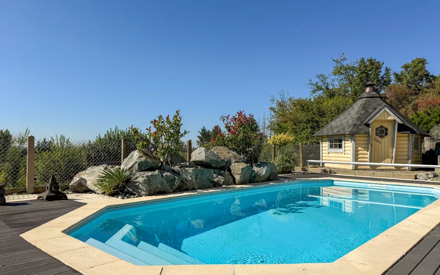 Piscine de la villa avec piscine proche de Montbéliard à vendre - Arrière-Cour, agence immobilière spécialisée dans le Doubs