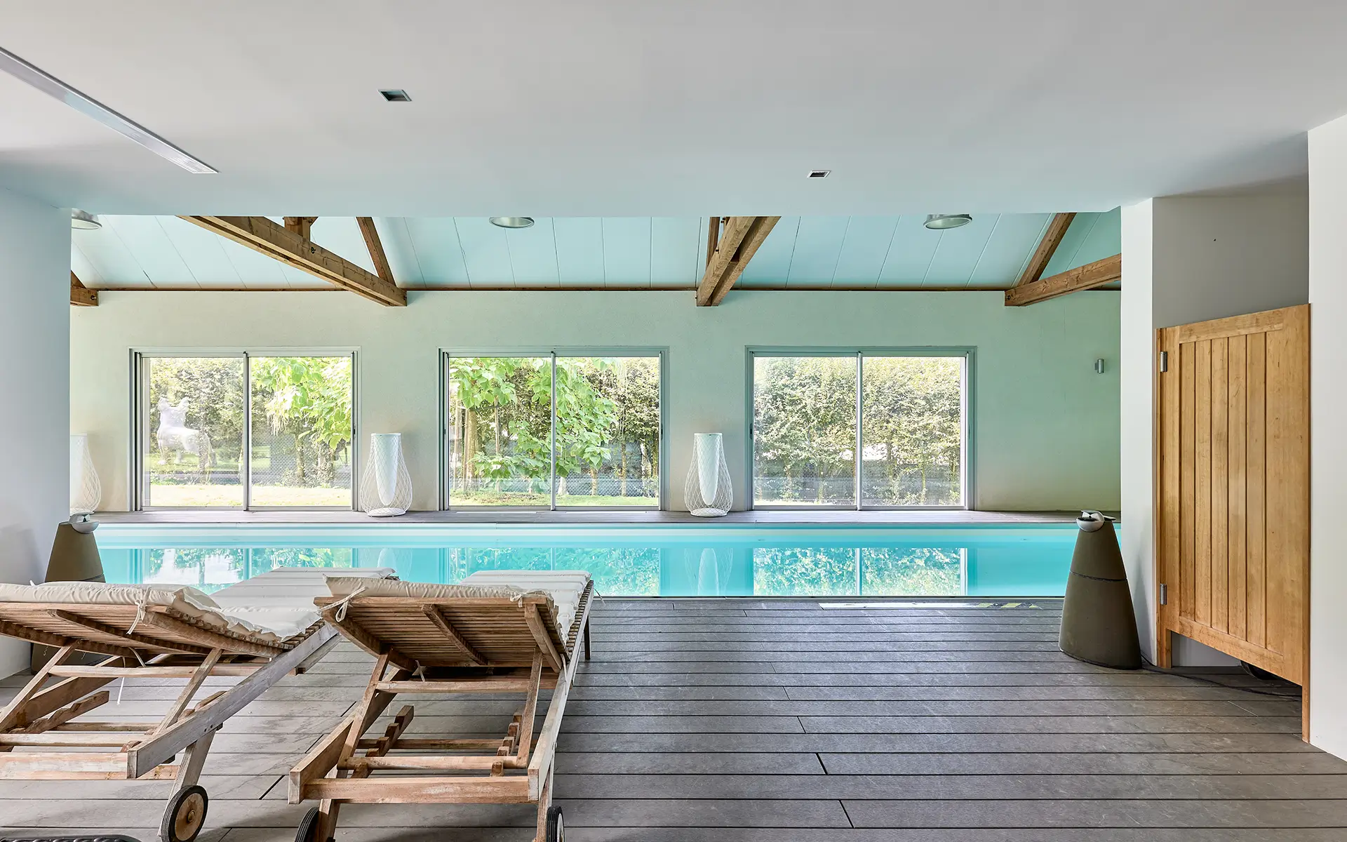 Piscine de la villa haut de gamme proche de Belfort à vendre - Arrière-Cour, agence immobilière spécialisée en Haute-Saône
